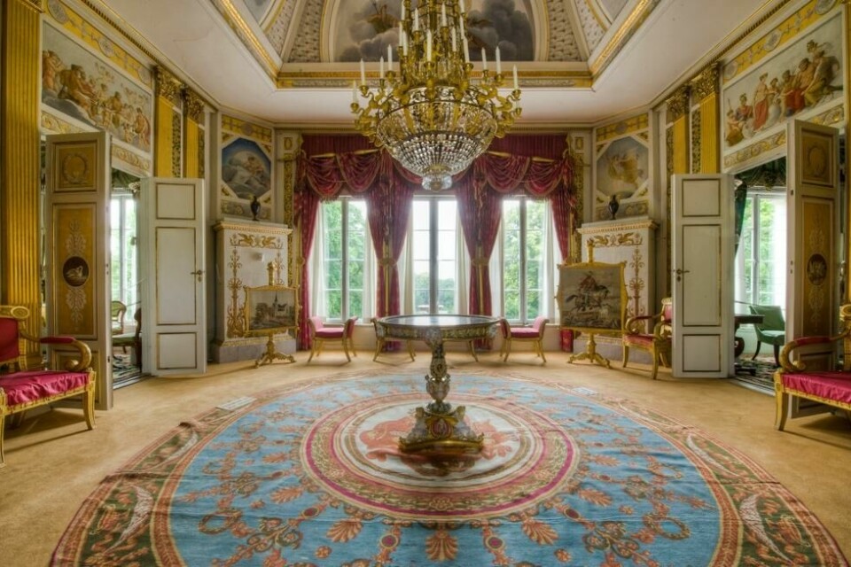 Inflasjon og resesjon går hardt ut over også Tre Kronor - og svenskekungen har ikke lenger råd til å la publikum se innsiden av Rosendal slott i Kungliga Djurgården i Stockholm. Inflasjon og resesjon går hardt ut over også Tre Kronor - og svenskekungen har ikke lenger råd til å la publikum se innsiden av Rosendal slott i Kungliga Djurgården i Stockholm. Foto: Gomer Swahn / Kungl. Hovstaterna