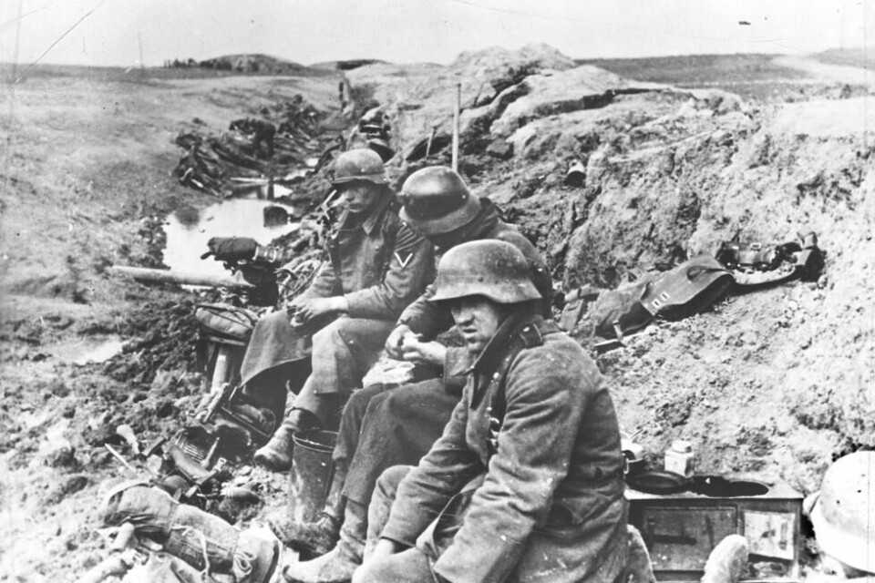 En gruppe tyske soldater tar en pause i en av de mange stridsvogn-fellene, som er en del av Leningrads ytre forsvarsverker, september 1941. En gruppe tyske soldater tar en pause i en av de mange stridsvogn-fellene, som er en del av Leningrads ytre forsvarsverker, september 1941. Foto: NTB