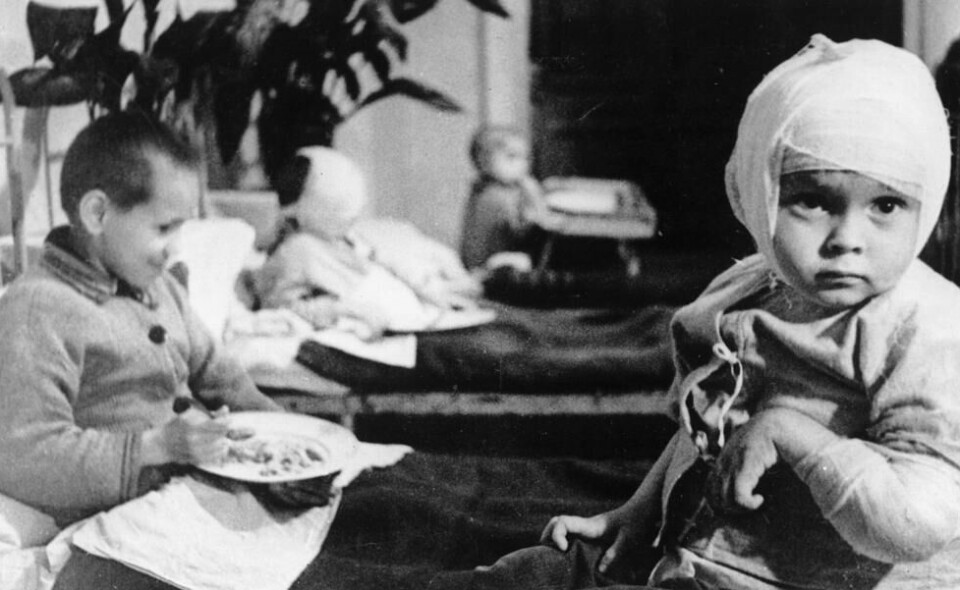 Lokale barn på et sykehus i Leningrad, skadd etter tyske bombeangrep februar 1943. Lokale barn på et sykehus i Leningrad, skadd etter tyske bombeangrep februar 1943. Foto: AP