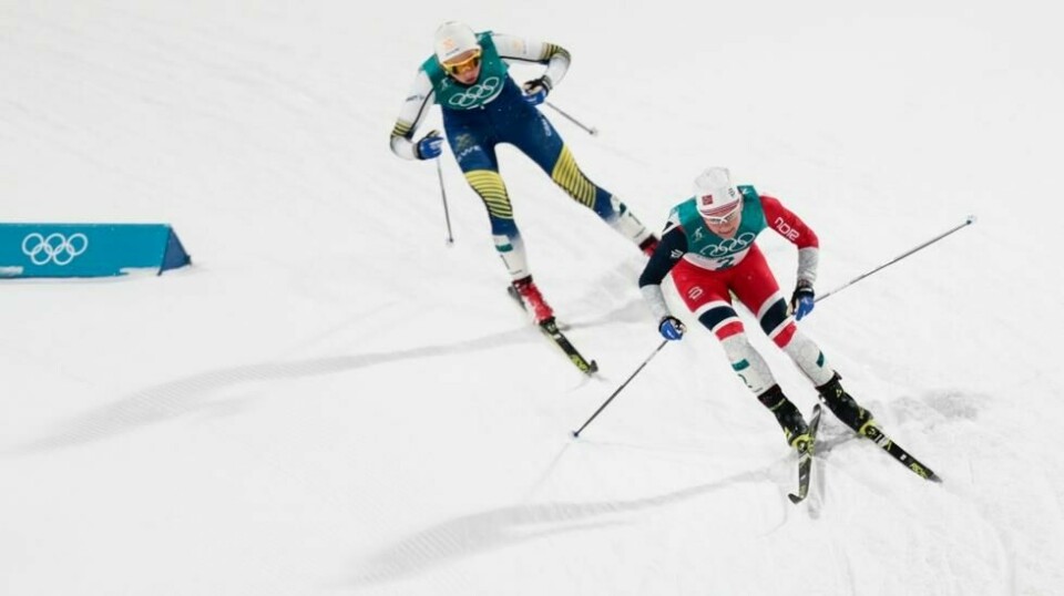 Stina Nilsson (bakerst) og Maiken Caspersen Falla under semifinalen på sprinten under vinter-OL i Pyeongchang.