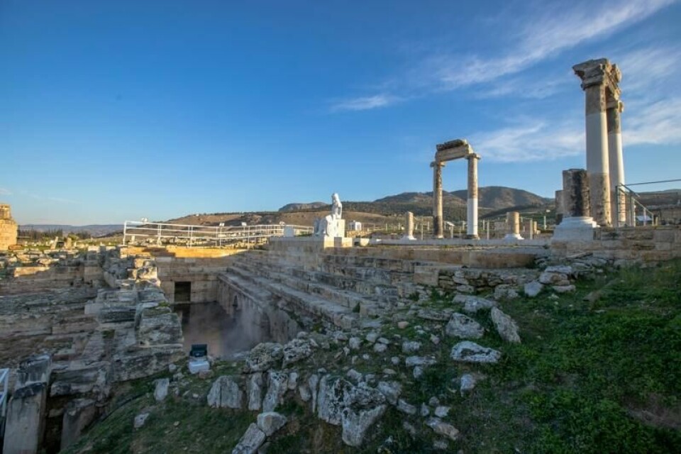 Uforklarlige dødsfall hendte ved «helvetesporten» i Hierapolis i oldtiden. Dyr falt døde om, mens prestene overlevde. I 2018 kom forskerne frem til at det skyldtes en dødelig gass i hulen. Uforklarlige dødsfall hendte ved «helvetesporten» i Hierapolis i oldtiden. Dyr falt døde om, mens prestene overlevde. I 2018 kom forskerne frem til at det skyldtes en dødelig gass i hulen. Foto: Ibrahim Kavus / Shutterstock / NTB