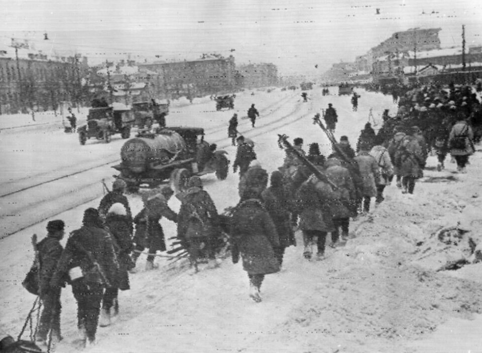 Januar 1944 kunne omsider sovjetiske reservestyrker komme seg inn til den beleirede befolkningen i Leningrad. Januar 1944 kunne omsider sovjetiske reservestyrker komme seg inn til den beleirede befolkningen i Leningrad. Foto: AP