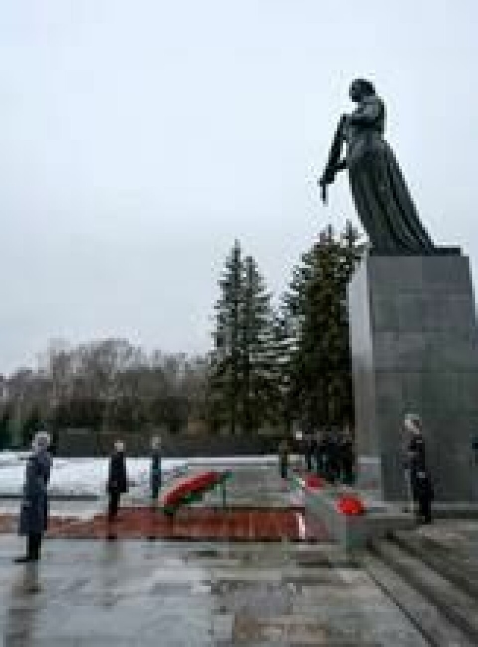 I minneparken i St. Petersburg står statuen av «Mor Russland» til minne om beleiringen. Her er Russlands president ved minnemarkeringen 18. januar 2023. I minneparken i St. Petersburg står statuen av «Mor Russland» til minne om beleiringen. Her er Russlands president ved minnemarkeringen 18. januar 2023. Foto: Mikhail Klimentyev / AP