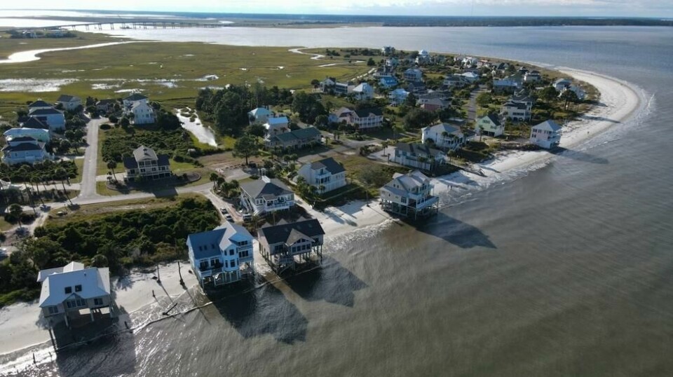 Bildet viser hus langs strandlinjen på Harbor Island i Sør-Carolina.