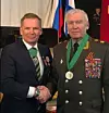 Her har Bergtun delt ut WVF-medaljongen til den russiske veteranlederen, general M. Mooiseev, under en tilstelning på Krim-halvøya i fjor sommer. Foto: www.wvf-fmac.org