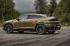 Lamborghini Urus sett fra siden, parkert i naturmiljø med grønt landskap i bakgrunnen.
Lamborghini Urus, SUV, eksklusiv bil.