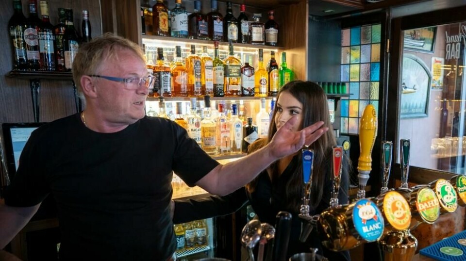 Tidligere FrP politiker Per Sandberg og Bahareh Letnes i puben Grand Bar i Halden. Foto: Heiko Junge / NTB