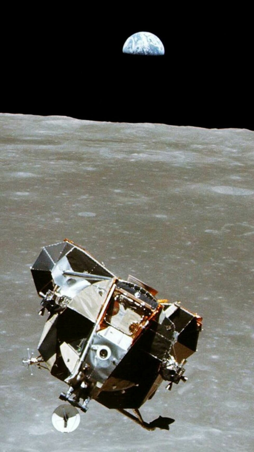 Aldrin og Armstrong nærmer seg månen i en månelandingsmodul, sett fra hovedskipet Columbia. Aldrin og Armstrong nærmer seg månen i en månelandingsmodul, sett fra hovedskipet Columbia. Foto: Nasa / Reuters