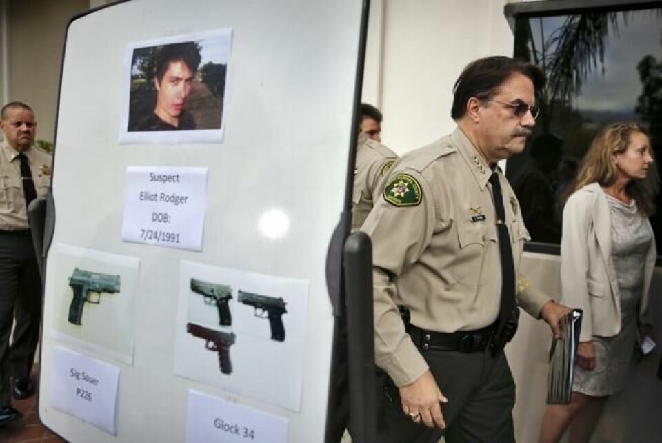 Sheriffen i Santa Barbara County Sheriff Bill Brown (t.h.) viser fram en plakat av drapsmannen Elliot Rodger og våpnene han brukte ved massakrene i Isla Vista i California i mai 2014. NTB Scanpix/AP. Sheriffen i Santa Barbara County Sheriff Bill Brown (t.h.) viser fram en plakat av drapsmannen Elliot Rodger og våpnene han brukte ved massakrene i Isla Vista i California i mai 2014. NTB Scanpix/AP.