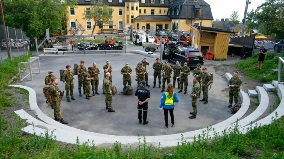 Leteaksjonen etter 25-åringen som forsvant i Nordmarka mandag, fortsatte i helgen. Lørdag ble mannen funnet. Aksjonen ble koordinert fra Montesorriskolen i Huldreveien i Oslo. Foto: Cornelius Poppe / NTB
