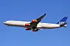 SAS sine Airbus A340 er lette å oppdage da de er de eneste langdistanseflyene i flåten som har fire motorer. Dette flyet, LN-RKG har hatt sin siste flyving og ble 19 mars sendt til Spania for å ribbes og senere hugges opp. Foto: Wikimedia Commons
