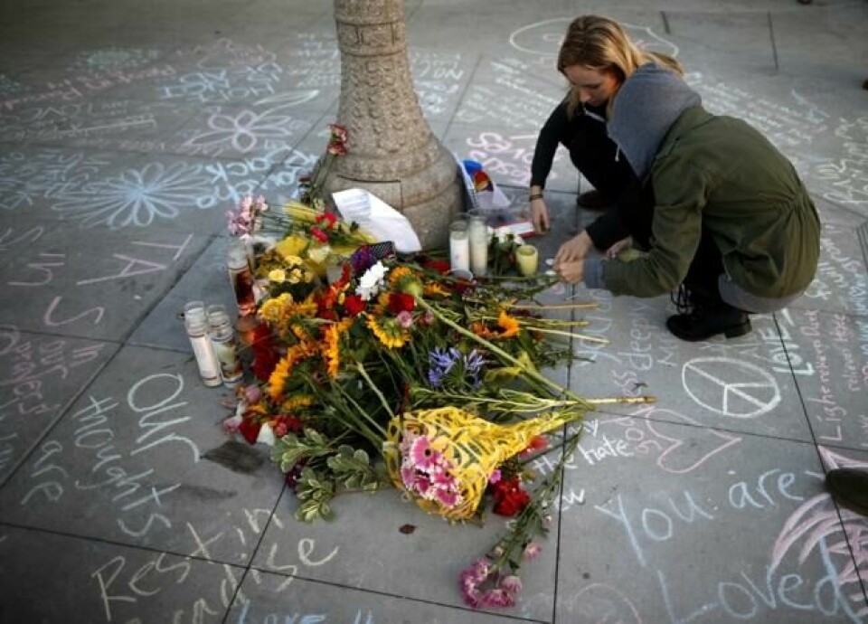 Markering ved et av åstedene for angrepene i Isla Vista i California i mai 2014, der 7 personer ble drept. NTB Scanpix/Reuters. Markering ved et av åstedene for angrepene i Isla Vista i California i mai 2014, der 7 personer ble drept. NTB Scanpix/Reuters.