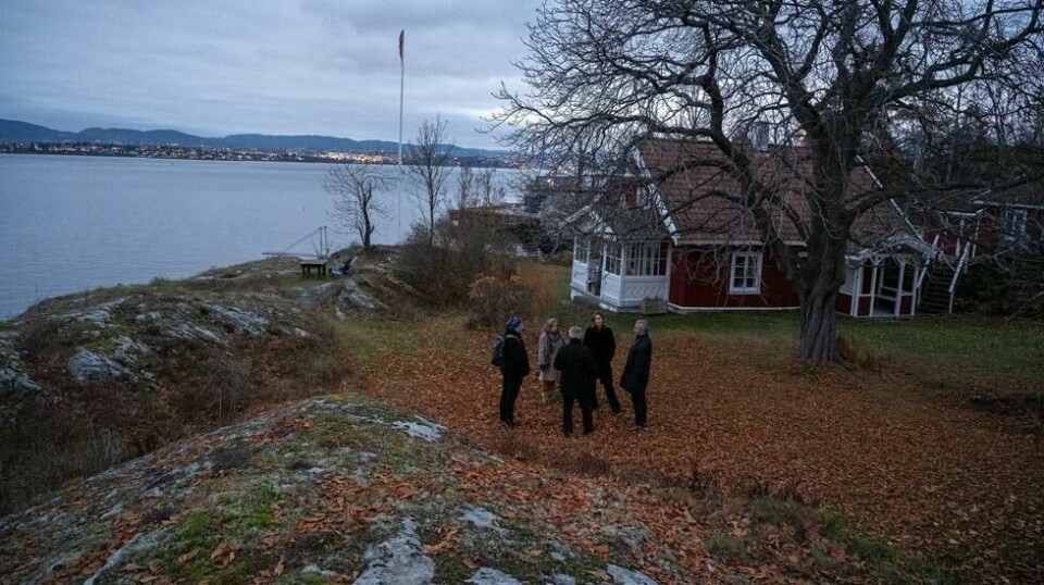 1800-tallsbygningene på Hesteløkka på Nesoddtangen kan bli utleiehytter som en del av kystleden i fremtiden, håper Espen Søilen, direktør OF, Anne Dybevold, kommunalsjef for samfunnsutvikling og kultur, ordfører Cathrine Kjenner Forsland og direktør i Sparebankstiftelsen DNB, André Støylen.