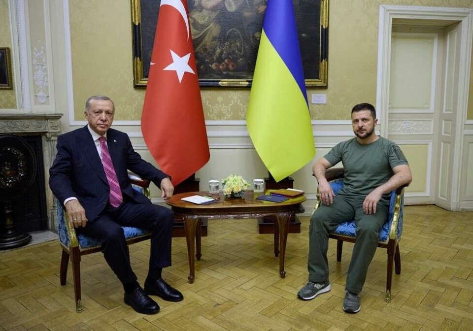 Tyrkias president Recep Tayyip Erdogan er en av få statsledere som har et noenlunde godt forhold til både Ukrainas president Volodymyr Zelenskyj og motparten Vladimir Putin. Foto: Ukrainas presidentkontor / AP / NTB Tyrkias president Recep Tayyip Erdogan er en av få statsledere som har et noenlunde godt forhold til både Ukrainas president Volodymyr Zelenskyj og motparten Vladimir Putin. Foto: Ukrainas presidentkontor / AP / NTB Foto: NTB