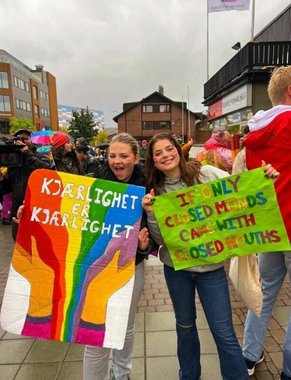 Hege Birch Wik med ei veninne på folkehøgskulen. Hege Birch Wik med ei veninne på folkehøgskulen. Foto: Privat