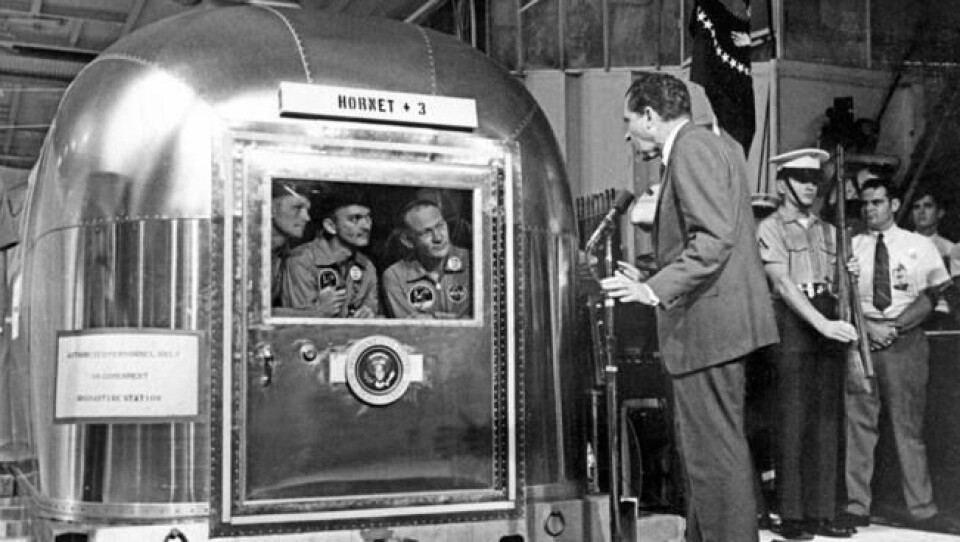 Da astronautene retunerte til kloden ble de holdet i en 88 timers lang karantene i denne metallboksen, av frykt for potensielle farlige bakterier de hadde brakt med seg fra månen. Her takker president Nixon dem for arbeidet deres. Da astronautene retunerte til kloden ble de holdet i en 88 timers lang karantene i denne metallboksen, av frykt for potensielle farlige bakterier de hadde brakt med seg fra månen. Her takker president Nixon dem for arbeidet deres. Foto: Ho / AFP