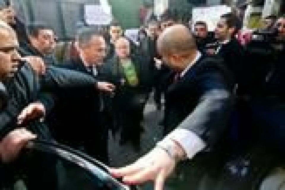 Chiles erkebiskop Charles Scicluna og monsignore Jordi Bertomeu beskyttes av sikkerhetsvakter mens student-demonstranter krever gransking av overgrepstilfeller i den katolske kirken i landet. 13. juni 2018. Scanpix/AP. Chiles erkebiskop Charles Scicluna og monsignore Jordi Bertomeu beskyttes av sikkerhetsvakter mens student-demonstranter krever gransking av overgrepstilfeller i den katolske kirken i landet. 13. juni 2018. Scanpix/AP.