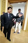 Her er Dennis Rodman på besøk i Nord-Korea i juni tidligere i år. Foto: Kim Kwang Hyon / AP