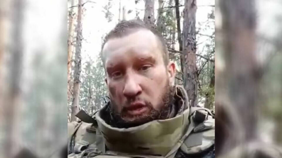En russisk soldat kommer med drone-bønn fra slagmarken.