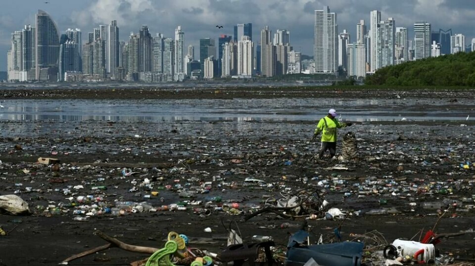 Enorme mengder plastsøppel utenfor Panama City. En australsk analyse viser at 55 prosent av verdens forsøpling kan spores tilbake til kun 20 selskaper. Det norske oljefondet har investert milliardbeløp i flesteparten av dem.