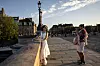 En dame poserer på broen «Pont Neuf» i Paris, en av de mange ikoniske lokasjonene i serien «Emily in Paris».