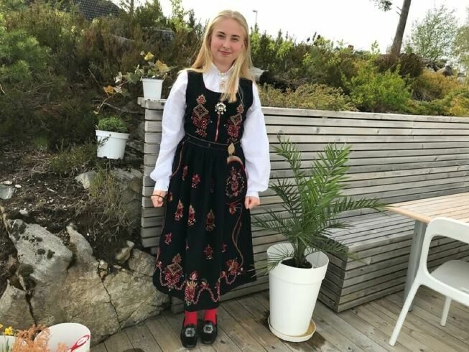 Som fjerde generasjon, er Vilde Hanken (18) nå bærer av bunaden. Som fjerde generasjon, er Vilde Hanken (18) nå bærer av bunaden.