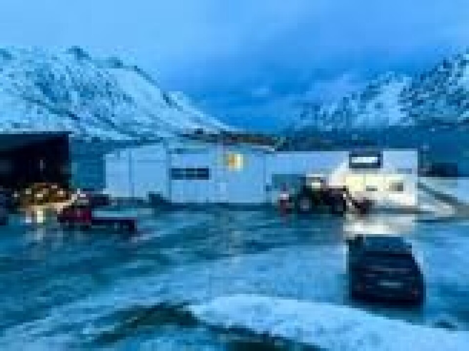 Det kraftige uværet i Nord-Norge har ført til at deler av taket på en bygningen på Kvaløya har blåst av. Det kraftige uværet i Nord-Norge har ført til at deler av taket på en bygningen på Kvaløya har blåst av. Foto: Tromsø Brann Og Redning / NTB