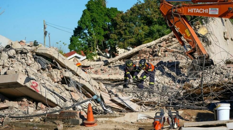 52 bygningsarbeidere fryktes omkommet i ulykken der en stor boligblokk under oppføring raste sammen i George i Sør-Afrika for en uke siden. Foto: AP / NTB