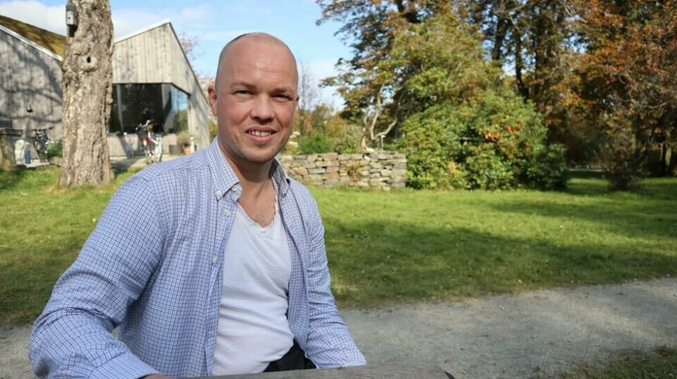 Lars Urheim er utdannet designer, og er daglig leder for møbelselskapet Ope AS. Sammen med partneren Eirik Høvik Helgesen vil han designe, produsere og selge møbler laget av plast fra havet.