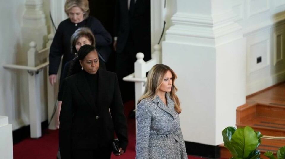 De tidligere førstedamene Melania Trump, Michelle Obama, Laura Bush og Hillary Clinton ankommer for å delta på en minnestund for tidligere førstedame Rosalynn Carter, 28 november.