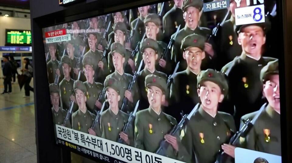 Nordkoreanske soldater poserer under et nyhetsprogram på Seoul jernbanestasjon i Sør-Korea, fredag 18. oktober 2024.
