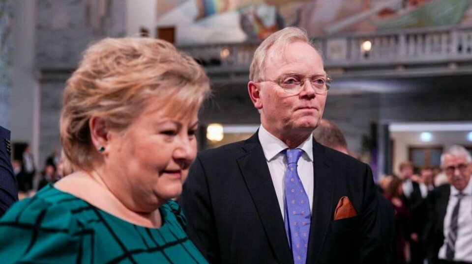 – Bare mistanken om at personer som er valgt til å gjøre en innsats for fellesskapet misbruker sin posisjon til egen vinning, vekker sinne og avsky og svekker tilliten til demokratiet», skriver tidligere Sp-ordfører Agnar Moe i Fosnes i Namdalseid i e kronikk. På bildet er Erna Solberg sammen med ektemannen Sindre Finnes i Oslo Rådhus før utdelingen av Nobels fredspris for 2023.