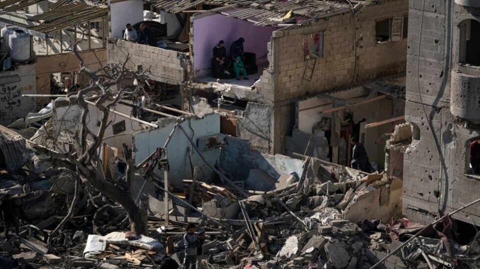 Palestinere ser på ødeleggelsene etter israelske luftangrep mot boliger og en moské i Rafah tidligere i år. Foto: Fatima Shbair / AP / NTB