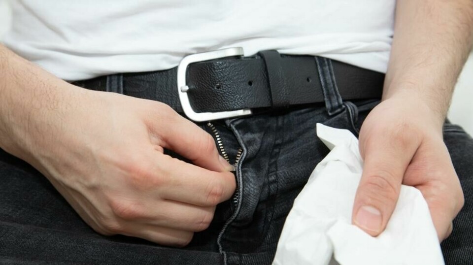 Menn som onanerer er mer utsatte for fenomenet postcoital dysphoria enn kvinner. Tilstanden innebærer at man kan bli trist, sint eller til og med på gråten etter masturbering.