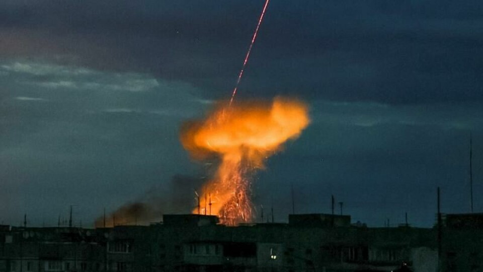 En eksplosjon etter at en russisk drone ble skutt ned i Kherson.