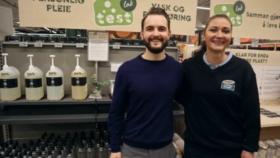 Bærekraftssjef i Coop Per Løberg Eriksen sammen med butikksjef i Coop Mega Bislett, Jenny Anderson. De står foran det nye refillsystemet i butikken på Bislett. Bærekraftssjef i Coop Per Løberg Eriksen sammen med butikksjef i Coop Mega Bislett, Jenny Anderson. De står foran det nye refillsystemet i butikken på Bislett. Foto: Elisabeth Bergskaug/ABC Nyheter