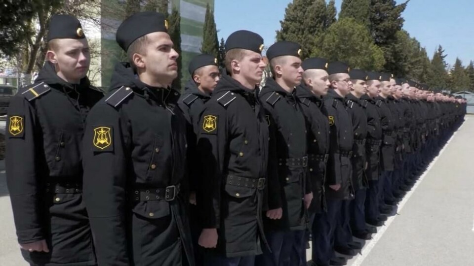 Stillbilde fra en video delt av Det russiske forsvarsdepartementet 16. april. Bildet viser soldater som er blitt evakuert fra skipet «Moskva». Stillbilde fra en video delt av Det russiske forsvarsdepartementet 16. april. Bildet viser soldater som er blitt evakuert fra skipet «Moskva». Foto: Russlands forsvarsdepartement/Reuters/NTB