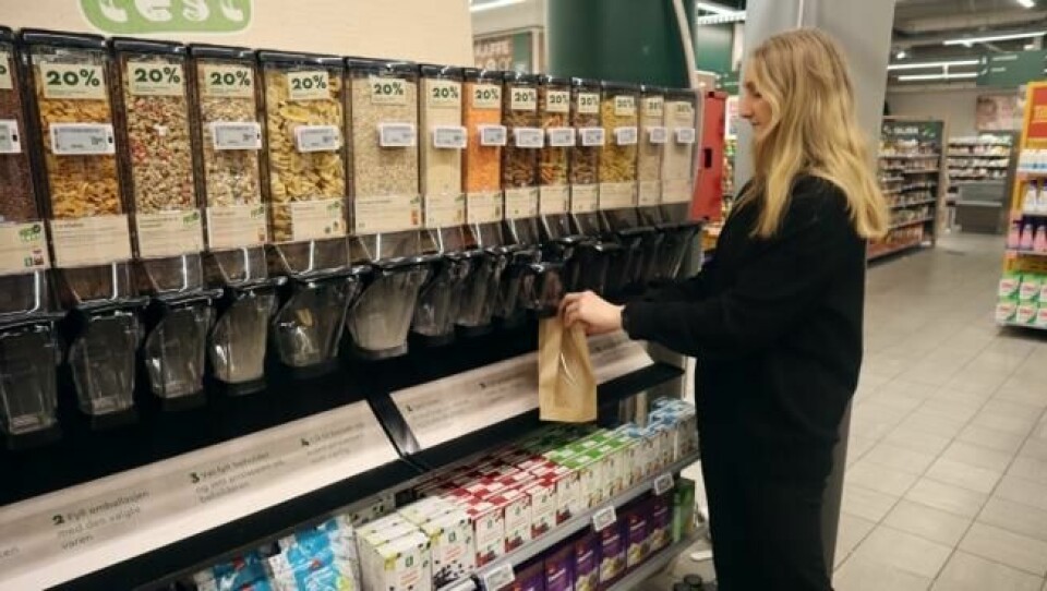 Malin Driveklepp er jobber i konsulentfirmaet Sprint, og er hyret inn av Coop for å styre prosjektet på Coop Mega Bislett. Hun demonstrerer hvordan kundene kan kjøpe tørrvarer til middag og frokost i løsvekt. Malin Driveklepp er jobber i konsulentfirmaet Sprint, og er hyret inn av Coop for å styre prosjektet på Coop Mega Bislett. Hun demonstrerer hvordan kundene kan kjøpe tørrvarer til middag og frokost i løsvekt. Foto: Elisabeth Bergskaug/ABC Nyheter