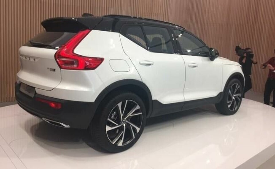 Særlig C-stolpen og muligheten for egen farge på taket gjør at XC40 skiller seg fra de andre modellene til Volvo. Særlig C-stolpen og muligheten for egen farge på taket gjør at XC40 skiller seg fra de andre modellene til Volvo.