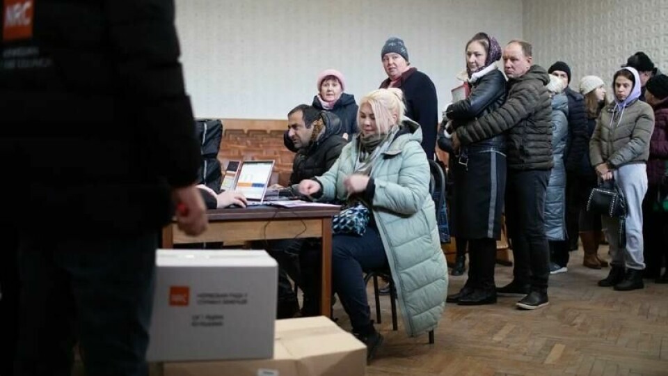 Over 120.000 ukrainske flyktninger befinner seg fortsatt i Moldova, et av Europas fattigste land. På bildet deler Flyktninghjelpen ut såkalte vinterpakker med varme klær og annet flyktningene trenger gjennom vinteren. Over 120.000 ukrainske flyktninger befinner seg fortsatt i Moldova, et av Europas fattigste land. På bildet deler Flyktninghjelpen ut såkalte vinterpakker med varme klær og annet flyktningene trenger gjennom vinteren. Foto: Espen Røst / Panorama nyheter