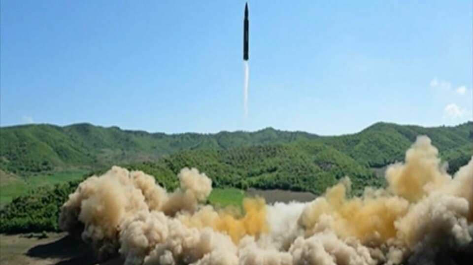 Prøveoppskytingen av et Hwasong-14 interkontinentalt ballistisk missil, ifølge nordkoreansk fjernsyn, 4. juli 2017. Scanpix/KRT via AP Video.