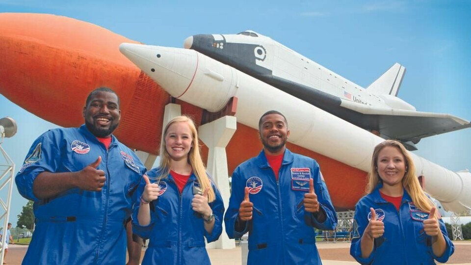 Huntsville U. S. Space & Rocket Center tilbyr tre dagers 'treningsleir' for familier som vil kjenne på astronautlivet. Huntsville U. S. Space & Rocket Center tilbyr tre dagers 'treningsleir' for familier som vil kjenne på astronautlivet.