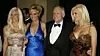 Holly Madison (t.h) sammen med Hugh Hefner, og playboykaninene Kendra Wilkinson (t.v) og Bridget Marquardt. Foto: Fred Prouser / Reuters/NTB