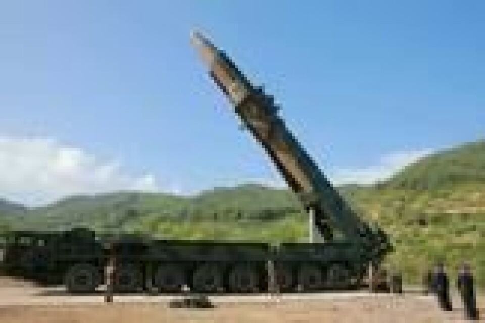 Hwasong-14-raketten gjøres klar for prøveoppskytning i Nord-Korea 4. juli 2017. Scanpix/EPA/KCNA HANDOUT. Hwasong-14-raketten gjøres klar for prøveoppskytning i Nord-Korea 4. juli 2017. Scanpix/EPA/KCNA HANDOUT.