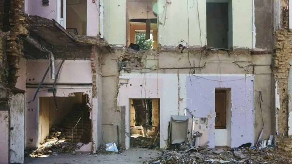 Okhmatdyt Barnesykehus i Kyiv er ett av mange sykehus som har fått skader under krigen. I storbyen Kharkiv øst i landet bidrar norsk bistand til å sikre strøm og energisikkerhet for fødestuer og kirurgiske enheter. Okhmatdyt Barnesykehus i Kyiv er ett av mange sykehus som har fått skader under krigen. I storbyen Kharkiv øst i landet bidrar norsk bistand til å sikre strøm og energisikkerhet for fødestuer og kirurgiske enheter. Foto: Andrea Gjestvang / Panorama nyheter