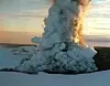 Et stort vulkanutbrudd under isbreen Vatnajøkull ved Grimsfjell utløste full alarm på Island i desember 1998. En 10-15 kilometer høy søyle av damp og aske sto rett til værs. Scan-Foto: Mats Wibe Lund Foto: Mats Wibe Lund / NTB scanpix