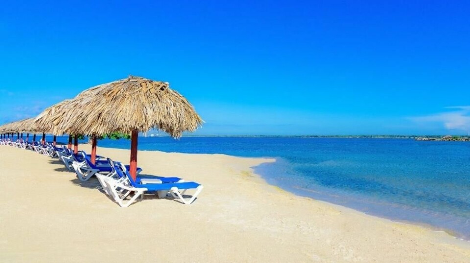 Mange kvier seg for å bade utenfor Floridas mange strender av frykt for en mikroskopisk trussel i vannet. Her fra Palm Beach. Foto: Colourbx.com