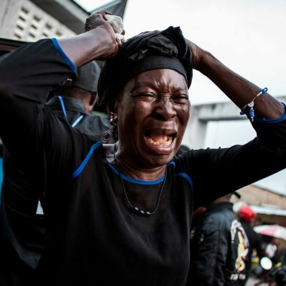Minst fem personer ble drept da bevæpnet kongolesisk politi tok seg inn i kirker for å stoppe protester i hovedstaten. Politiet avfyrte skudd og brukte tåregass. Bildet viser et fortvilet familiemedlem til én av personene som ble drept i opptøyene.