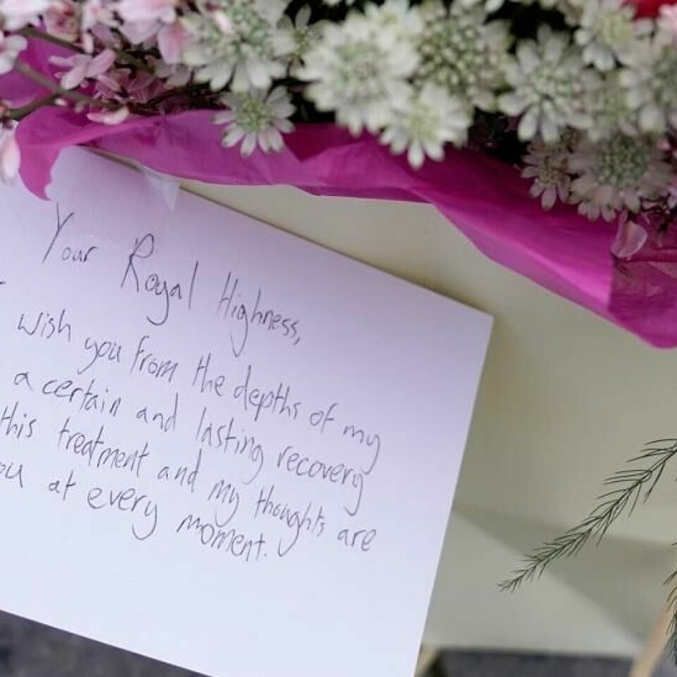 Prinsesse Kate og prins William takker for den store støtten fra folk. Bildet viser blomster og et brev som noen har lagt igjen utenfor Windsor-slottet til prinsessen. Foto: Alberto Pezzali / AP / NTB