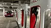 Du bør ikke bli stående på en av Teslas ladestasjoner etter at bilen er fulladet. Det koster nemlig penger. Foto: Broom